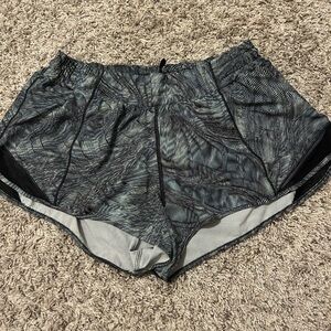 Lululemon hotty hot icing blue multi/black shorts Size 12-2.5 in”